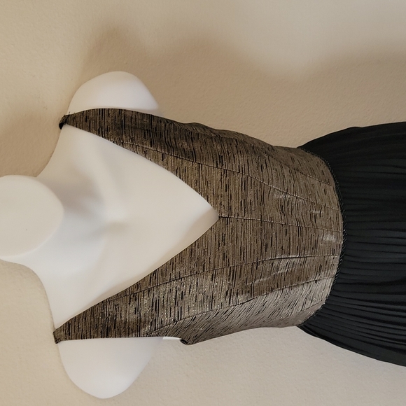 New Beautiful Minuet Black Metallic V-neck pleated form Dress Juniors sz Medium - Picture 7 of 11